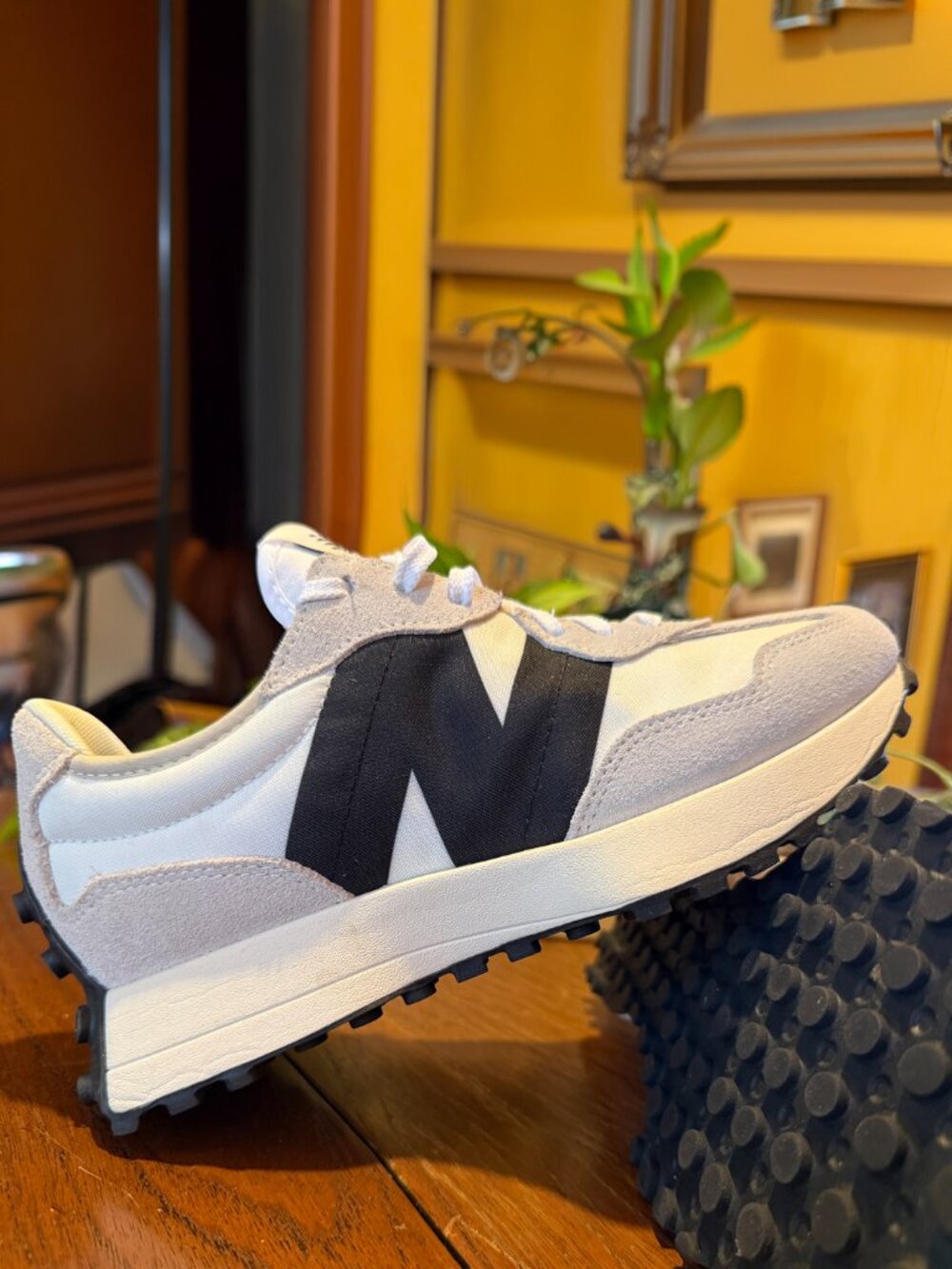 New Balance 327 White & Black Size 8 (fits like 8.5)
